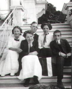 Ully, Lilly, Harry; dahinter Theo und Zilly in Gelnhausen, 1910